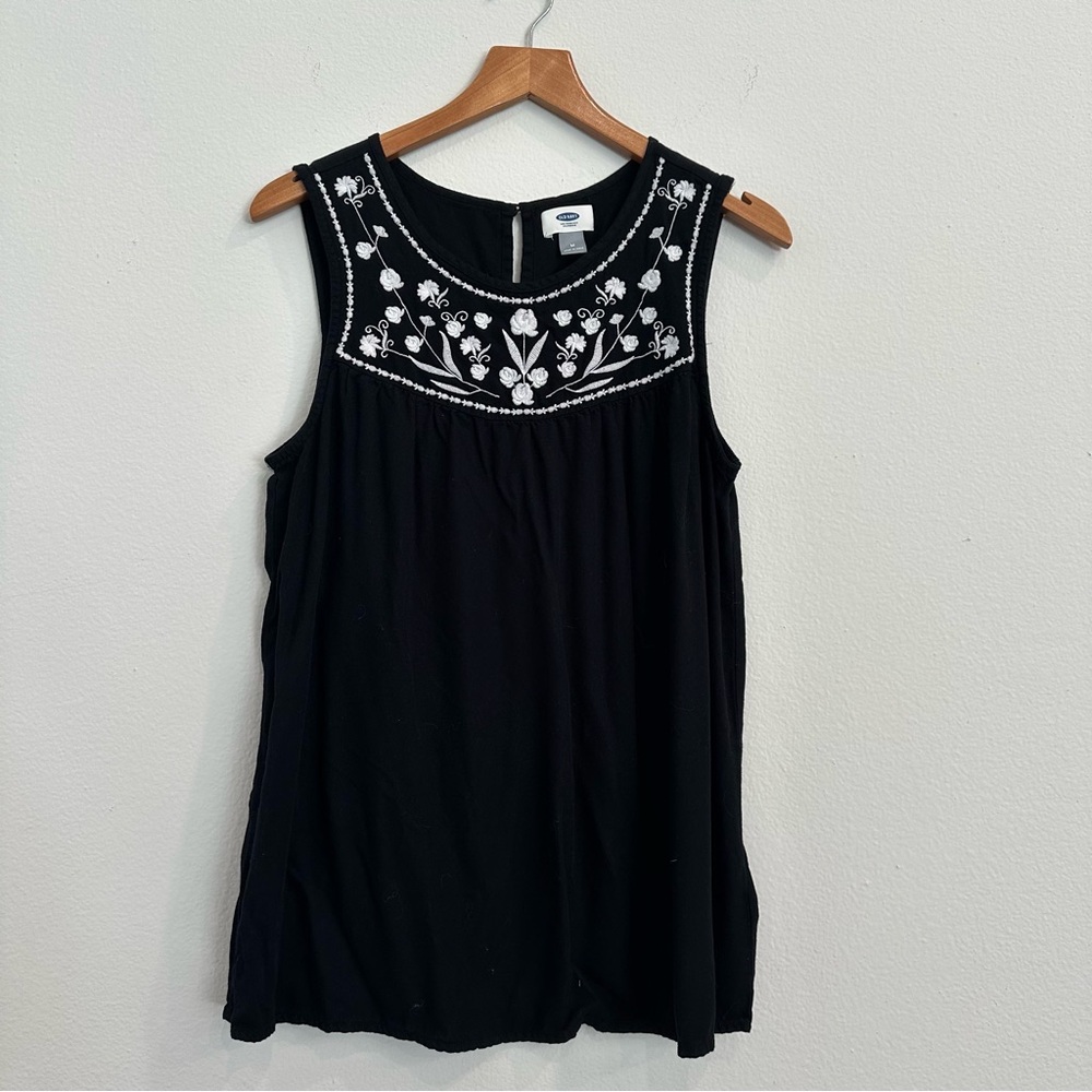 Old Navy M Black Sleeveless Blouse Embroidered Neckline Soft Viscose Keyhole Top